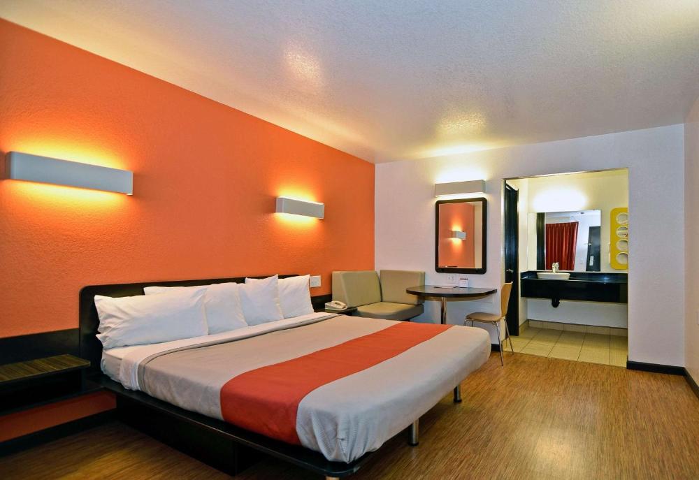King Room - Non-Smoking interior